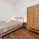 6 Beds Apartment, Group & Family Friendly, Kitchen, Washer, Work Station, Netflix & Paytv Berlin