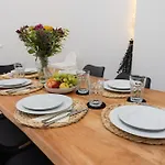 90qm Gruppenoase, Familien, Waschmaschine, Kueche, Arbeitsplatz, Netflix, Paytv, Schnelles Internet * ברלין