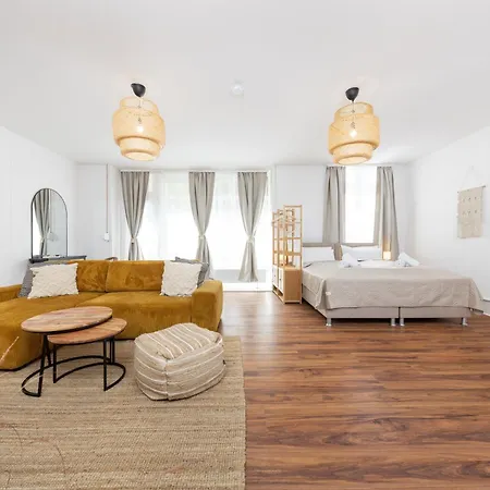 6 Beds Apartment, Group & Family Friendly, Kitchen, Washer, Work Station, Netflix & Paytv * Berlin