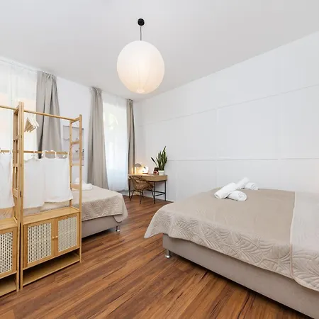 6 Beds Apartment, Group&family Friendly, Kitchen, Washer, Work Station, Netflix&paytv Berlin
