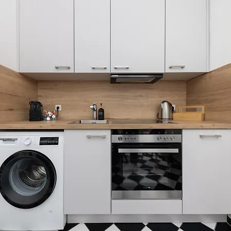 6 Beds Apartment, Group&family Friendly, Kitchen, Washer, Work Station, Netflix&paytv