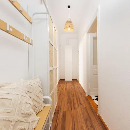 6 Beds Apartment, Group & Family Friendly, Kitchen, Washer, Work Station, Netflix & Paytv *