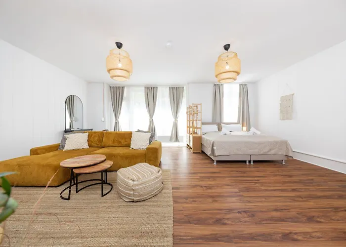 6 Beds Apartment, Group & Family Friendly, Kitchen, Washer, Work Station, Netflix & Paytv * Berlin