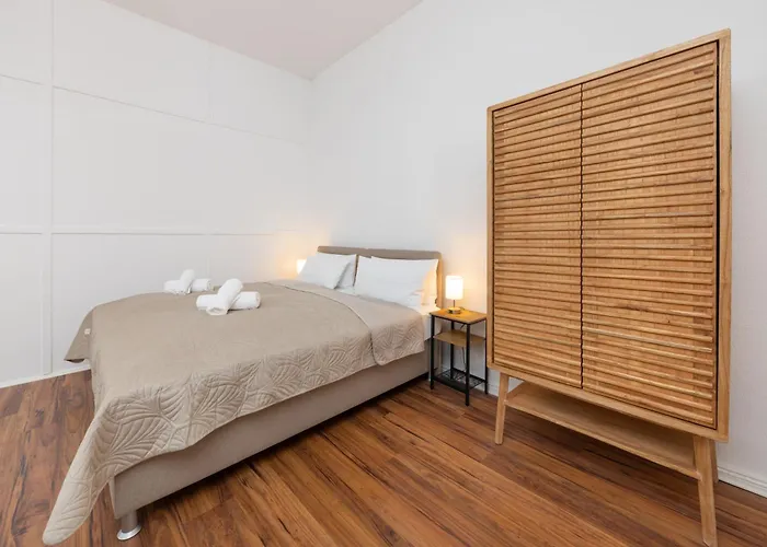 6 Beds Apartment, Group & Family Friendly, Kitchen, Washer, Work Station, Netflix & Paytv برلين