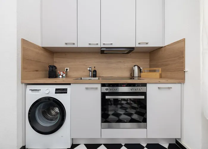 6 Beds Apartment, Group & Family Friendly, Kitchen, Washer, Work Station, Netflix & Paytv