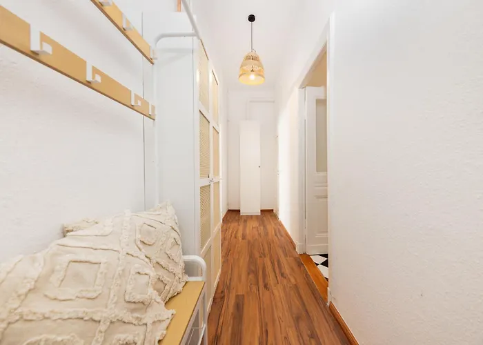 6 Beds Apartment, Group & Family Friendly, Kitchen, Washer, Work Station, Netflix & Paytv *