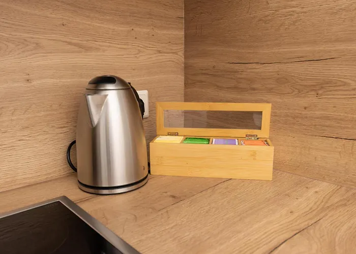 شقة 6 Beds Apartment, Group & Family Friendly, Kitchen, Washer, Work Station, Netflix & Paytv