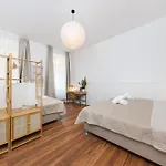 6 Beds Apartment, Group & Family Friendly, Kitchen, Washer, Work Station, Netflix & Paytv Берлин