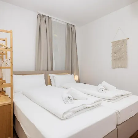 דירה 6 Beds Apartment, Group & Family Friendly, Kitchen, Washer, Work Station, Netflix & Paytv *