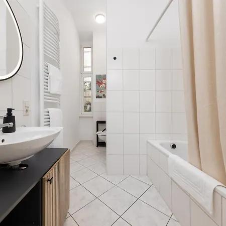 דירה 6 Beds Apartment, Group & Family Friendly, Kitchen, Washer, Work Station, Netflix & Paytv ברלין