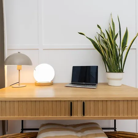 6 Beds Apartment, Group & Family Friendly, Kitchen, Washer, Work Station, Netflix & Paytv דירה